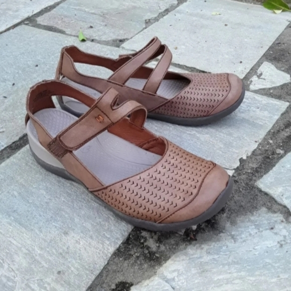 baretraps walking sandals